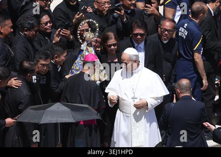 Citta Del Vaticano, Italien. Mai 2026. Vatikanstadt – Italien, 27. Mai 2026: Der Papst begrüßt eine Gruppe südamerikanischer Priester. Papst Leo XIV. Hat den Vorsitz bei der Generalaudienz am Mittwoch auf dem Petersplatz. Heute morgen versammelten sich Tausende Gläubige und Pilger aus aller Welt auf dem Petersplatz, um an der Generalaudienz am Mittwoch mit Papst Leo XIV. Teilzunehmen. Es war eine Zeit des Gebets, des Hörens und der Gemeinschaft, die den Platz mit Hoffnung, Reflexion und Freude erfüllte. Quelle: Unabhängige Fotoagentur/Alamy Live News Stockfoto