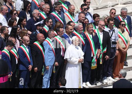 Citta Del Vaticano, Italien. Mai 2026. Vatikanstadt – Italien, 27. Mai 2026: Der Pontiff begrüßt eine Gruppe italienischer Bürgermeister. Papst Leo XIV. Führt die Generalaudienz am Mittwoch auf dem Petersplatz. Heute morgen versammelten sich Tausende Gläubige und Pilger aus aller Welt auf dem Petersplatz, um an der Generalaudienz am Mittwoch mit Papst Leo XIV. Teilzunehmen. Es war eine Zeit des Gebets, des Hörens und der Gemeinschaft, die den Platz mit Hoffnung, Reflexion und Freude erfüllte. Quelle: Unabhängige Fotoagentur/Alamy Live News Stockfoto
