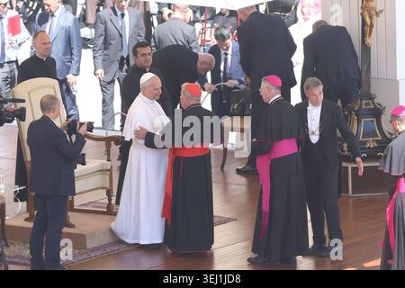 Citta Del Vaticano, Italien. Mai 2026. Vatikanstadt – Italien, 27. Mai 2026: Der Papst grüßt einen Kardinal. Papst Leo XIV. Führt heute morgen die Generalaudienz am Mittwoch auf dem Petersplatz, um an der Generalaudienz am Mittwoch mit Papst Leo XIV. Teilzunehmen. Es war eine Zeit des Gebets, des Hörens und der Kommunion, die den Platz mit Hoffnung, Reflexion und Freude erfüllte. Quelle: Unabhängige Fotoagentur/Alamy Live News Stockfoto