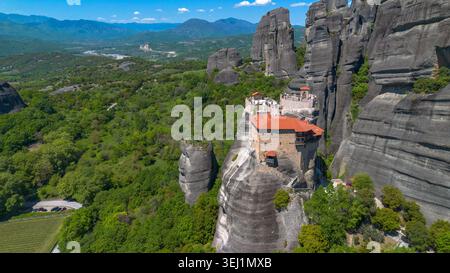 Meteora ist ein felsiges Gebiet in der Nähe der Stadt Kalambaka in Griechenland. Stockfoto