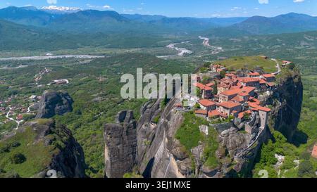 Meteora ist ein felsiges Gebiet in der Nähe der Stadt Kalambaka in Griechenland. Stockfoto