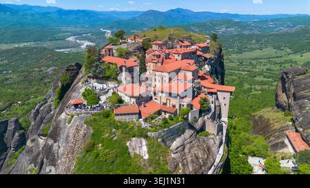 Meteora ist ein felsiges Gebiet in der Nähe der Stadt Kalambaka in Griechenland. Stockfoto