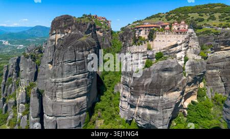 Meteora ist ein felsiges Gebiet in der Nähe der Stadt Kalambaka in Griechenland. Stockfoto