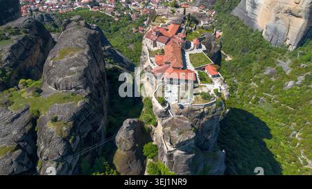 Meteora ist ein felsiges Gebiet in der Nähe der Stadt Kalambaka in Griechenland. Stockfoto