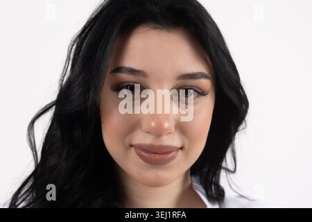 Nahaufnahme einer jungen Frau, Blick in die Kamera Stockfoto