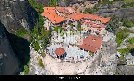 Meteora ist ein felsiges Gebiet in der Nähe der Stadt Kalambaka in Griechenland. Stockfoto