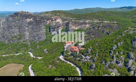 Meteora ist ein felsiges Gebiet in der Nähe der Stadt Kalambaka in Griechenland. Stockfoto