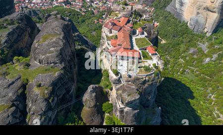 Meteora ist ein felsiges Gebiet in der Nähe der Stadt Kalambaka in Griechenland. Stockfoto