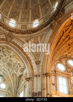 Blick auf die kunstvolle Renaissance-Kuppel und die komplizierten Steinschnitzereien in der Moschee-Kathedrale in Cordoba, Andalusien, Spanien. Stockfoto