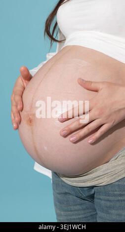 Nahaufnahme eines grossen schwangeren Bauches Stockfoto