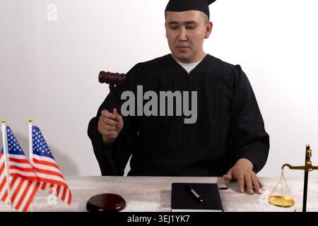 Nahaufnahme eines Richters, der einen Holzhammer schlägt Stockfoto