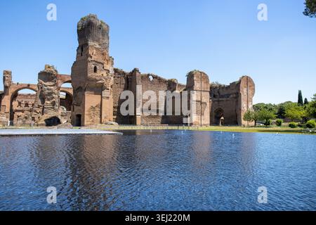 Die Bäder von Caracalla in Rom zeigen das reflektierende Becken, das 2024 hinzugefügt wurde Stockfoto