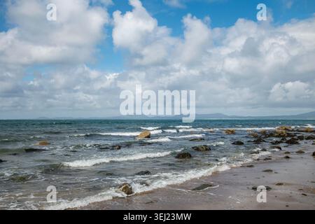 Ein schöner Tag am Strand Llandanwg in Gwynedd, Nordwales, mit der wunderschönen Halbinsel Llŷn im Hintergrund über der Tremadoc Bay (Großbritannien) Stockfoto