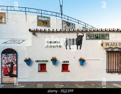 Fassade des Plaza de Toros Ticketschalters, dekoriert mit Keramikfliesen Schildern, einer Stiersilhouette und Blumentöpfen, Mijas Stierkampfarena, Andalusien, Spanien Stockfoto