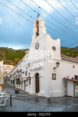 Blick auf die Straße auf die historische weiß getünchte Kirche Ermita de San Sebastián mit ihrem Glockengeig, Mijas, Andalusien, Spanien Stockfoto