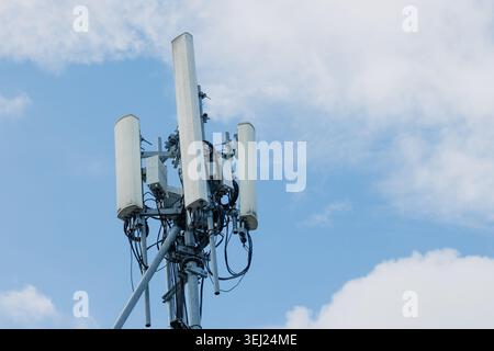 5 g Kommunikationsturm. 4 g Telekommunikationsturm. Digitale Antennenzellenanlage vor blauem Himmel für ein zukünftiges technologisches Hintergrundkonzept Stockfoto