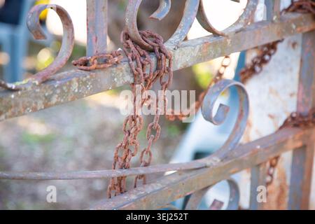 Detailgetreue Schmiedeeisen zeigt alte Handwerkskunst und raffinierte Kunstfertigkeit Stockfoto