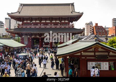 Tokio, Japan 16. April 2026Tokyo sensoji Tempeltor mit viel Menschenmenge  Stockfoto