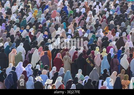 Mulhouse, Frankreich - 27. Mai 2026: Blick auf eine große Menge muslimischer Frauen in farbenfrohen Hijabs und traditioneller Kleidung, die sich im Stade de l'Ill versammelt haben Stockfoto