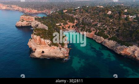 Calo des moro Cove, mallorca, mit türkisfarbenem Wasser und felsiger Küste Stockfoto