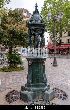 Wallace-Brunnen in Paris. Wallace-Brunnen sind öffentliche Trinkbrunnen, die nach Sir Richard Wallace benannt sind. Stockfoto