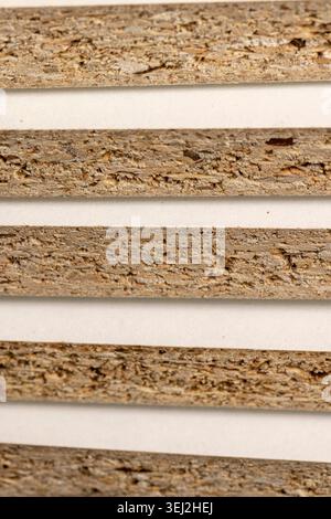 Verbundplatte für Möbel, die Kanten einer Verbundplatte aus gepresstem Holz mit rauer Oberfläche und physikalischen Details der inneren Schichten mit Stockfoto
