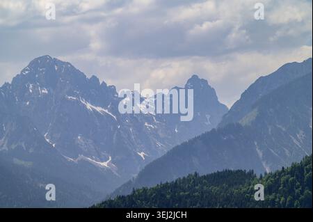 Majestätische Berggipfel mit Schnee unter bewölktem Himmel Stockfoto