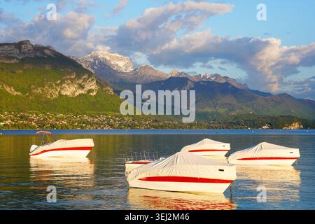 Boote im Wasser, Lake Annecy, La Tournette, Annecy in der Abenddämmerung, Frankreich Stockfoto
