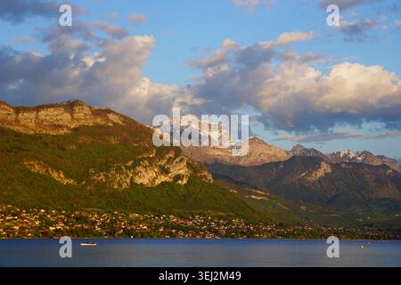 Lake Annecy mit La Tournette Peak mit Schnee, Annecy Frankreich Stockfoto