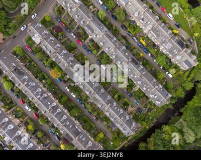 Blick aus der Vogelperspektive auf die Stockbridge Colonies Reihenhäuser mit grauen Dächern und üppigen grünen Gärten Edinburgh, Schottland, Großbritannien. Stockfoto