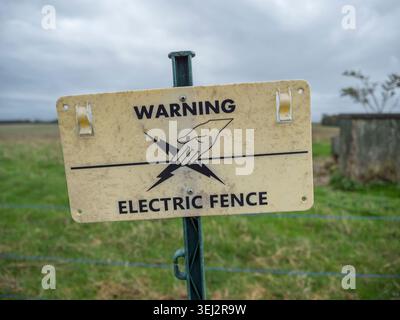 "Warnung Elektrischer Zaun"-Schild Stonehenge auf der Salisbury Plain, Wiltshire, UK. Stockfoto