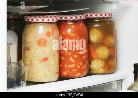 Hausgemachtes Gemüse in Glasgläsern auf Pantry Hintergrund. Traditionelles Konzept zur Konservierung und Konservierung von Lebensmitteln. Stockfoto