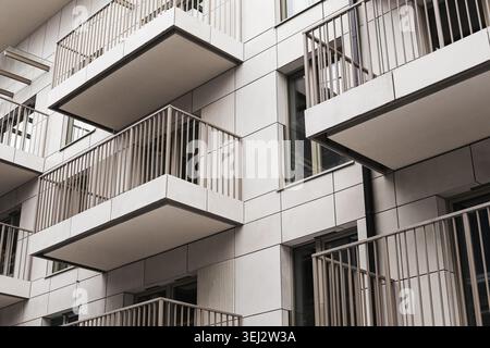 Moderne Fassade des Apartmentgebäudes mit Balkonen. Wohnarchitektur und städtisches Wohnkonzept in der zeitgenössischen Stadt. Stockfoto
