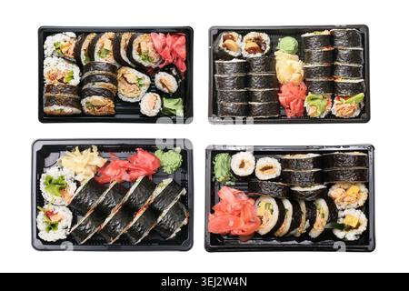 Verschiedene Sushi-Sets zum Mitnehmen auf weißem Hintergrund. Japanische Küche mit Brötchen, Ingwer und Wasabi, die zum Essen bereit sind. Stockfoto