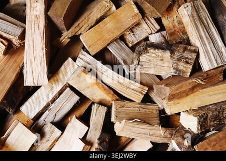 Stapel gehacktes Brennholz aus der Nähe. Holzstämme für Heizung und Winterlagerung im Freien vorbereitet. Stockfoto
