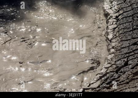 Heißer Schlamm fließt vom Mud Volcano, Yellowstone National Park, USA Stockfoto