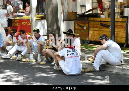 Teenager, die während der Hitzewelle in Nimes, Frankreich, 2026 Fast Food auf der Straße genießen Stockfoto