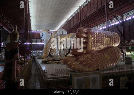 Vollständiger Blick auf die liegende Buddha-Statue im Chaukhtatgyi-Tempel in Yangon, Myanmar. Wichtiges buddhistisches Wahrzeichen und religiöse Stätte. Stockfoto