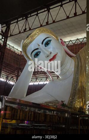Liegender Buddha-Statue im Chaukhtatgyi-Tempel in Yangon, Myanmar. Berühmtes buddhistisches Wahrzeichen und wichtige religiöse Stätte. Stockfoto