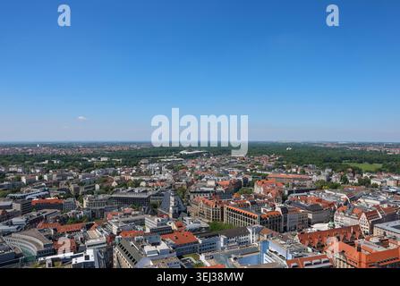 Leipziger Stadtpanorama mit historischer und moderner Architektur, Grünanlagen und Sportstadion Stockfoto