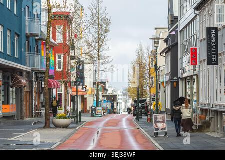 Skólavörðustígur Straße in Reykjavik, Island, bekannt als „Regenbogenstraße“, wegen des bemalten Fußgängerwegs Stockfoto