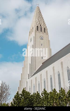 Hallgrímskirkja, eine prominente neogotische Kirche in Reykjavik, Island, Europa, die den Basalt-Lavasäulen ähnelt Stockfoto