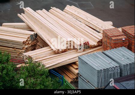 Gestapelte Holz- und Dachmaterialien auf der Baustelle zur Dachsanierung Stockfoto