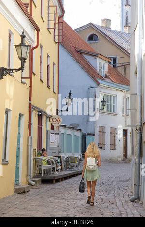 Person, die die Muurivahe Straße in der historischen, UNESCO-geschützten Altstadt von Tallinn, Estland, entlang geht Stockfoto