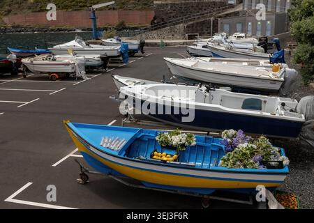 Boote im Hafen von Porto Moniz in Madeira Portugal Stockfoto