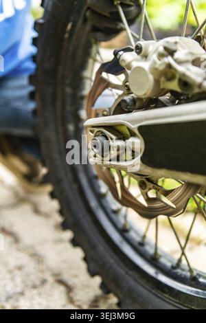 Nahaufnahme des Hinterrads von Geländefahrzeugen Stockfoto