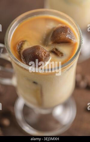 Eiskaffee in Gläsern auf dem Tisch Stockfoto