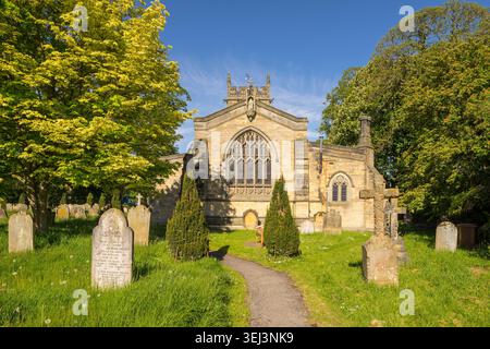 Die All Saints Church in Slingsby, North Yorkshire wurde in den 1860er Jahren nach dem Perpendicular Design des ursprünglichen mittelalterlichen Gebäudes wiederaufgebaut Stockfoto