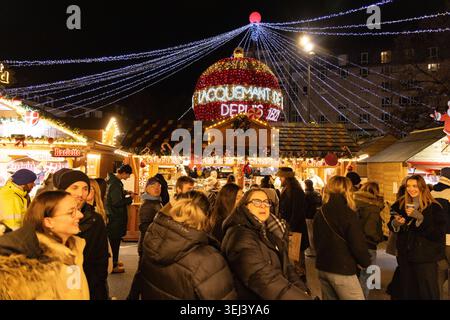 Weihnachtsmarkt Lille bei Nacht; Menschenmassen am Grand Place oder Place du General de Gaulle, Lille Frankreich. Europäische Weihnachtsmärkte Stockfoto