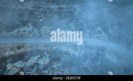 Aerial Road in Foggy Mt Charleston Nevada: Top-Down-Ansicht Stockfoto